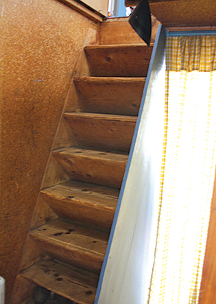 勾配80度、ヴィアンが作った階段。これも、限られた空間をうまく使う「才能」の例だ。階段上には自分の部屋を作った。