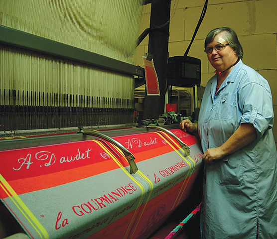 布巾を織るジャカード織機。勤続38年で退職したルネさんは半日出勤して新人の指導にあたる。