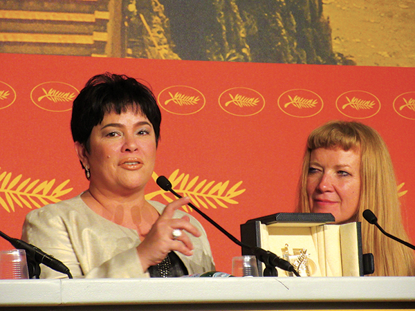  女優賞を獲得したジャクリン・ホセ（左）と、『American Honey』で 審査員賞を受賞したアンドレア・アーノルド監督（右）。