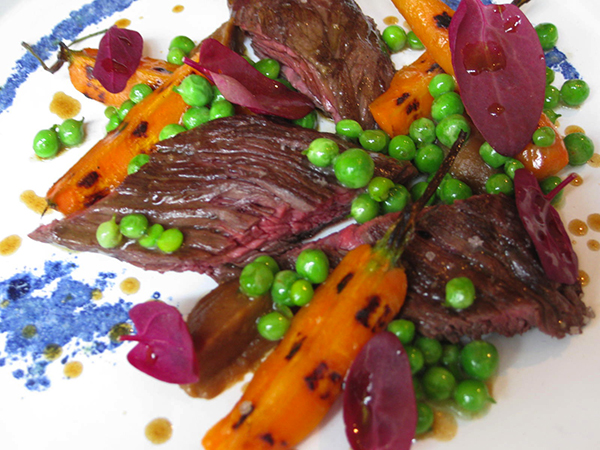 Bavette grillée, marmelade d'oignons fumés, carottes et petits pois