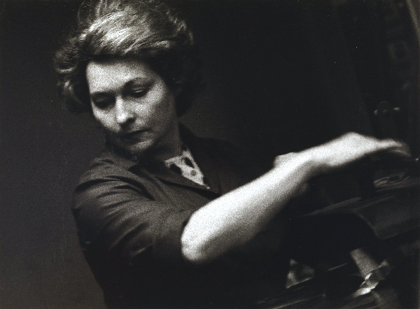Ouvrière dans une imprimerie, France de la série « Workers », 1972-74 © Centre Pompidou/Dist. RMN-GP © Louis Stettner 