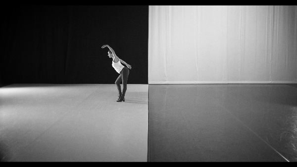  ラファエル・ドロネー。 本展のために制作 されたダンス「異国のダンス」の一部。