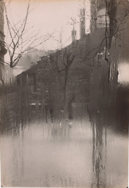 © Josef Sudek, La fenêtre de mon atelier, vers 1940–1948 Musée des beaux-arts du Canada, Ottawa. Don anonyme, 2010 © Succession de Josef Sudek