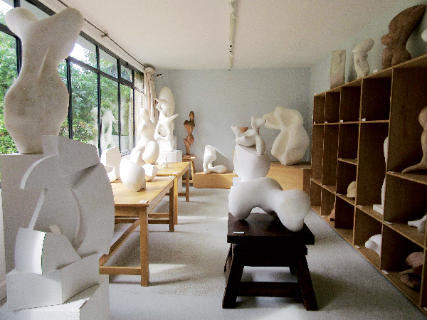 アトリエにはたくさんの作品。