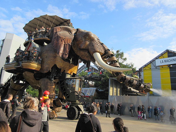 町の一番の人気者といえば機械仕掛けの巨大な象さん。