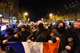 10月20日シャンゼリゼでのデモ。（AFP）