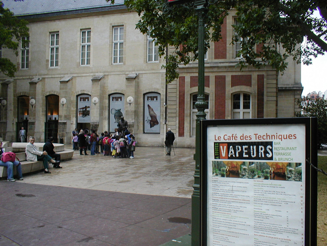 博物館正面とレストランの看板