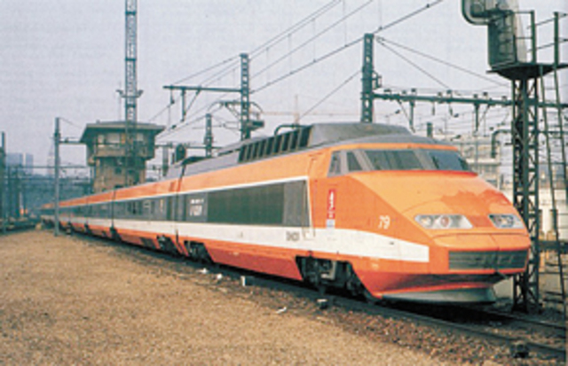 最初に使われていたオレンジ色の車体のTGV。