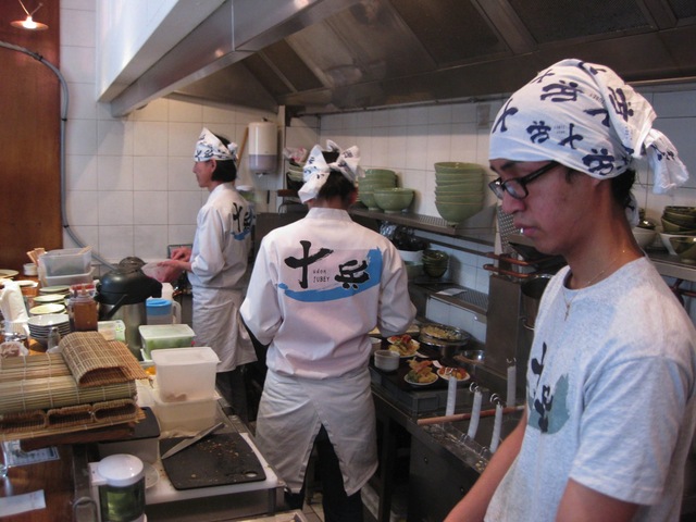 以前の店から厨房を預かる松村さん(一番奥)がいるので味も保証付き! 以前の店から厨房を預かる松村さん(一番奥)がいるので味も保証付き!