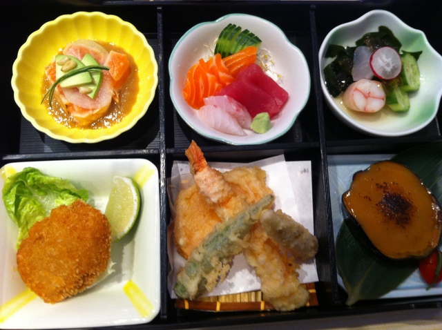 お得な松花堂弁当。 お得な松花堂弁当。