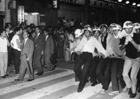 Manifestation à proximité de la sortie est de la gare de Shinjuku en mai 1968.