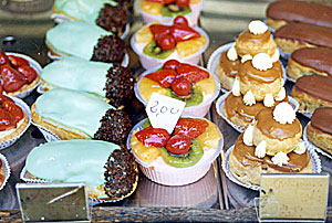 パン屋さんのふつうのお菓子たち Ovni オヴニー パリの新聞