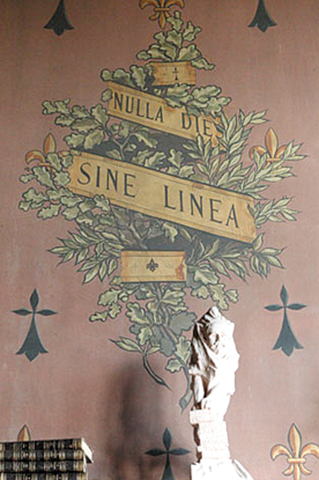 「NULLA DIES SINE LINEA」 （一行も書かない日はなし） というラテン語が、壁に。