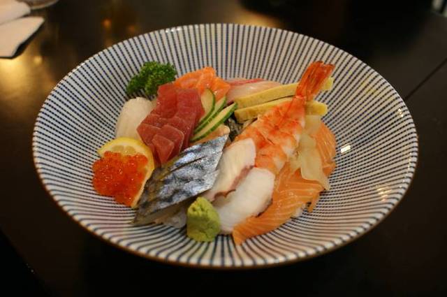 ちらし盛り合わせはボリュームたっぷり (Chirashi assortiment 17,60€) ちらし盛り合わせはボリュームたっぷり (Chirashi assortiment 17,60€)