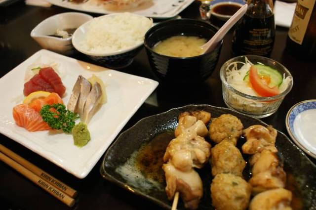 刺身と焼き鳥のセット (Menu B : 17€) 刺身と焼き鳥のセット (Menu B : 17€)