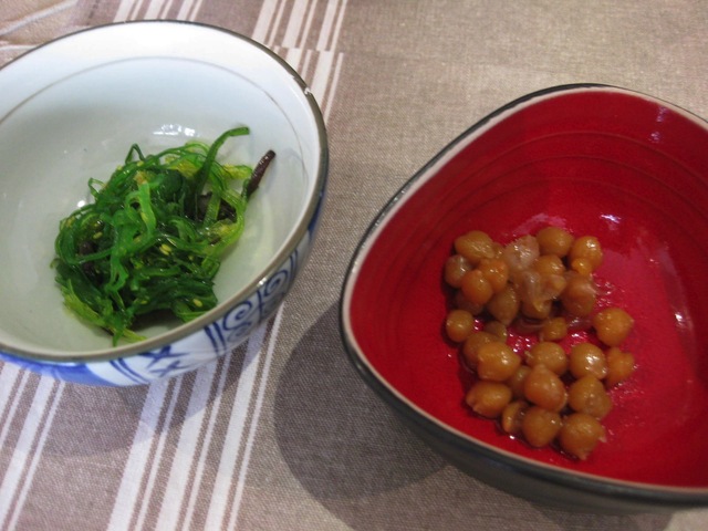 ヒヨコ豆の煮物と海藻サラダの小鉢