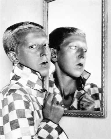Claude Cahun, Autoportrait, vers 1929 Collection Neuflize Vie © Photo André Morin Claude Cahun, Autoportrait, vers 1929 Collection Neuflize Vie © Photo André Morin