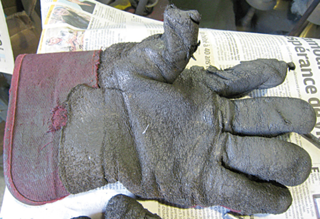 熱や金属の切り口から 手を守るごわごわの手袋。