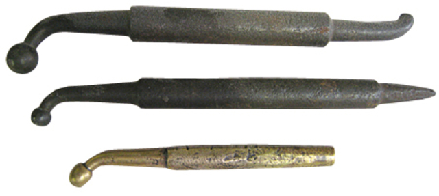 凹み直し用ボール付き芯金（しんがね）。 金管楽器修理用の芯金には さまざまな形がある。