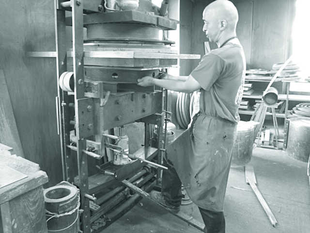 11h00 : 2階の太鼓作りの部屋に、その昔ギロチンとして使用された 機械。太鼓に張る皮（ヘッド）を製造する作業に使われる。