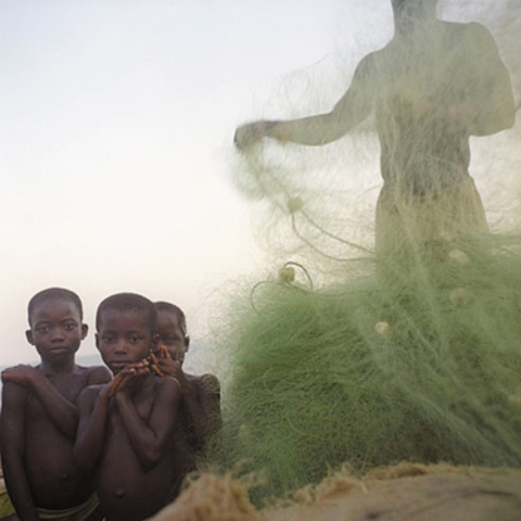 Trois fillettes, James Town, Ghana, 2010. Courtesy Galerie Camera Obscura 