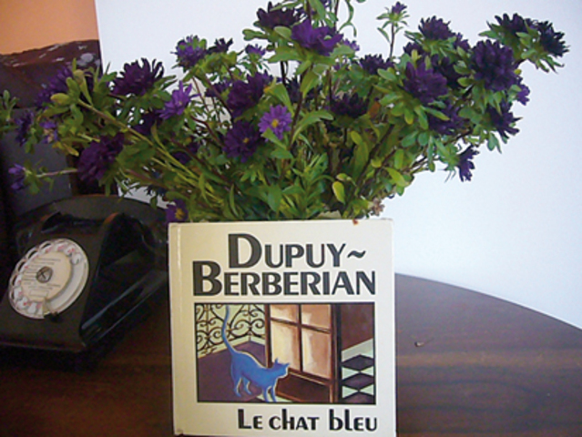 図書館の片思い時代、セバスチャンさんは まだ知らない彼女に思いを馳せ、 デュピュイ＆ベルベリアンの絵本 『Le Chat Bleu』を、繰り返し眺めた。 パリジェンヌの日常のシーンが 詩的に描かれている。