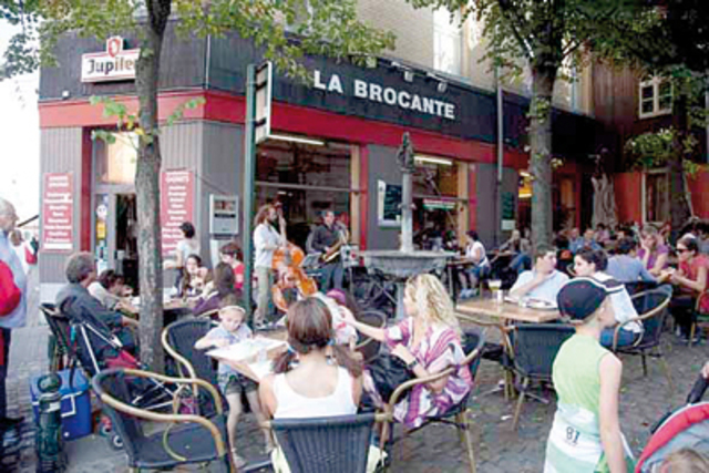〈La Brocante〉の広い店内