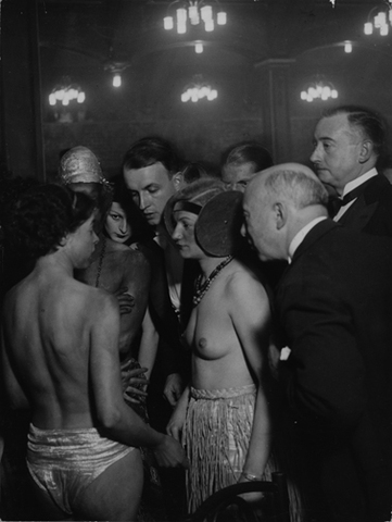 ブラッサイ《ベイ・ブイエールの人混み、 モンパルナス》1932年