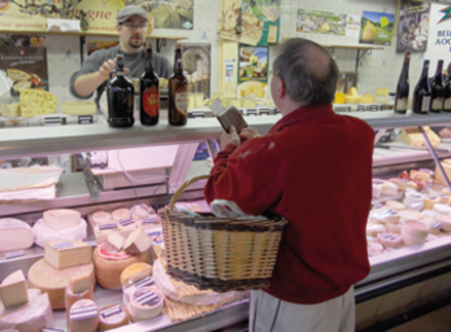 市場のチーズ屋。スーマントラン、エポワース、サン・フロランタン、プレジール・ド・シャブリといったブルターニュ地方名物のウォッシュタイプのチーズが並ぶ。 