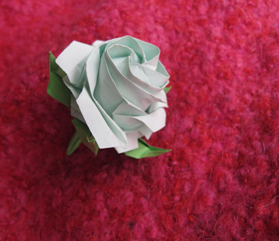 折り紙とは思えない繊細な薔薇の花。 