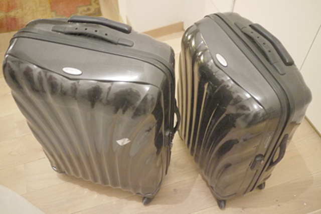 お揃いのスーツケース。 旅行番組「Le Goût du voyage」では、 常に世界中を飛び回っている。