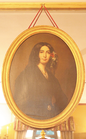 パリの9区にあるロマン派美術館にも ジョルジュ・サンドの遺品が 数多く収められている。上の写真は オーギュスト・シャルパンティエによる、 サンドの一番有名な肖像画のオリジナル。