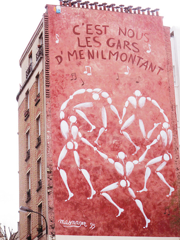 カルチエのシンボルでもあるジェローム・メナジェールの作品。シュヴァリエの歌にちなんだフレーズがスローガン