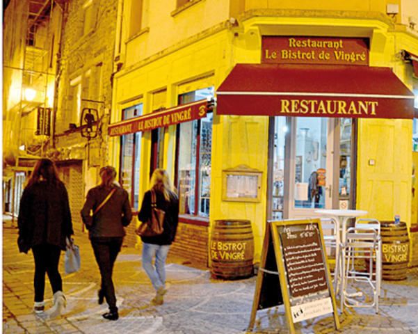 夜の酒場街Rue des Martyrs de Vingré。