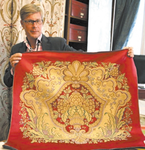 ヴェルサイユ宮殿の ルイ14世の部屋の絹織物。 