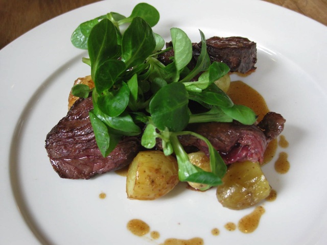 Onglet de bœuf pommes grenailles et mâches Onglet de bœuf pommes grenailles et mâches