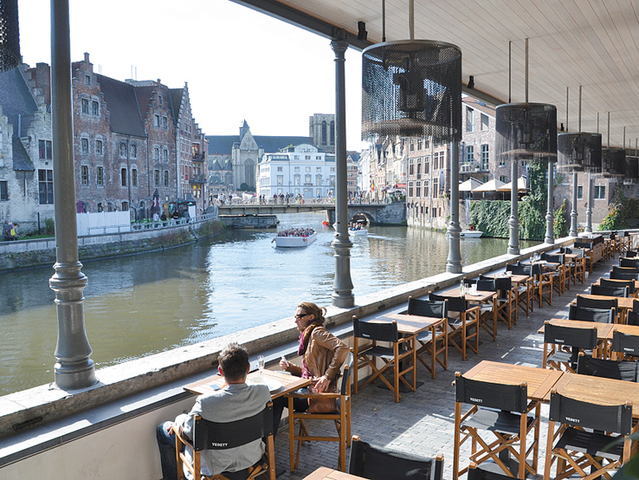 運河に面したテラスで食事ができる レストラン〈Bord'eau〉。