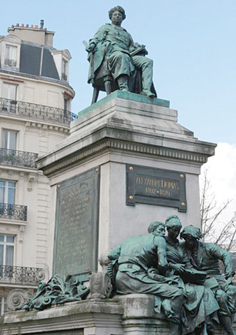 パリ17区、地下鉄Malesherbes駅から上ると デュマ像がある。