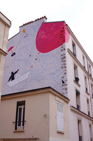 地域のシンボル『赤い風船』の壁画はHenri Chevreau通りに。