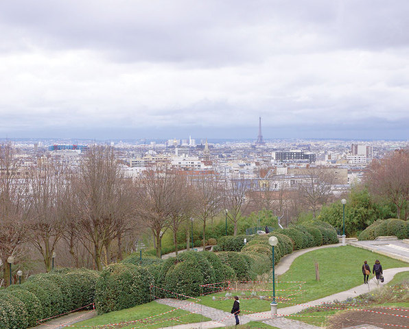 パリを 一望する丘。