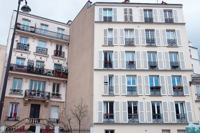 『赤い風船』の少年が住んでいたのは右の建物３階左から二つ目の窓。その数軒先にルシアさんは住んでいる。