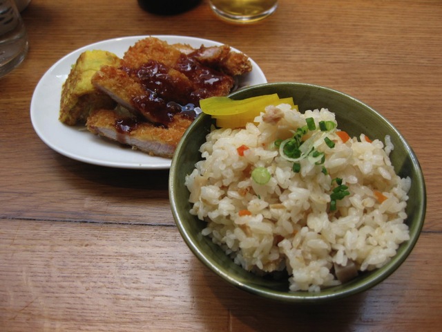 お得な昼セットには炊き込みごはん、揚げ物、玉子焼きがつく お得な昼セットには炊き込みごはん、揚げ物、玉子焼きがつく