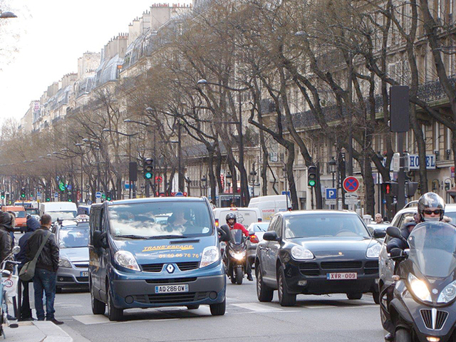 フランス人は 道路交通法を守らない Ovni オヴニー パリの新聞