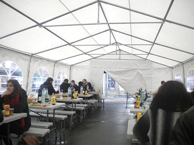 大きな白テント内の仮設食堂。フルコースでワインも出る。