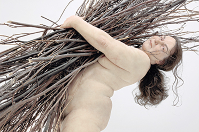 Woman with Sticks, 2010 © Ron Mueck Photo courtesy Anthony d’Offay, Londres et Hauser & Wirth