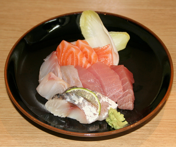 Menu Sashimi（サラダ、みそ汁、ご飯付き）