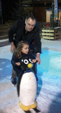 子ども専用リンクでは ペンギンにつかまって練習。