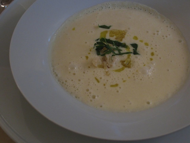 Velouté de parmentier , petit croutons , huile d'Olive Genova Velouté de parmentier , petit croutons , huile d'Olive Genova