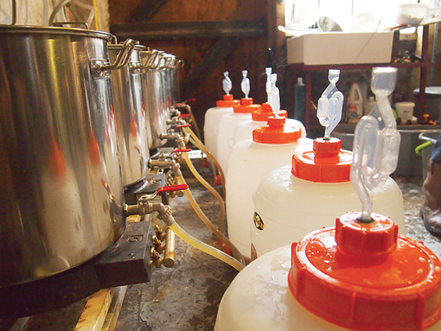 ビールの元、モルトジュースを樽に流し込む。 発酵過程で出るガスを逃がすための器具が付けられる。
