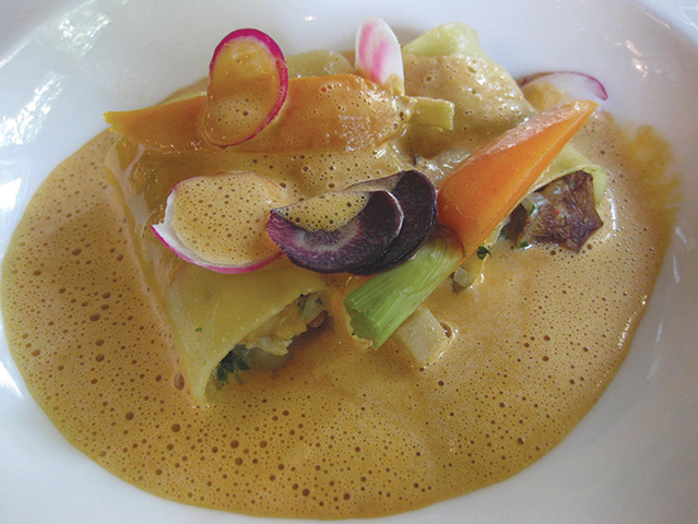 Cannelloni de gambas aromatisée au basilic, bisque de crustacés Cannelloni de gambas aromatisée au basilic, bisque de crustacés